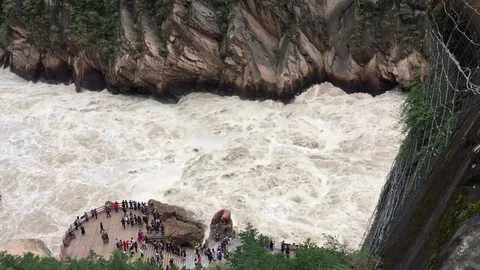 Rapids of tiger leaping gorge Vídeo Stock 82120270