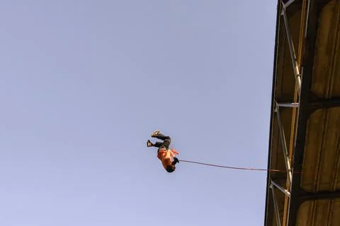 Rappel practitioner doing extreme and dangerous marbalisms. Fotos de archivo