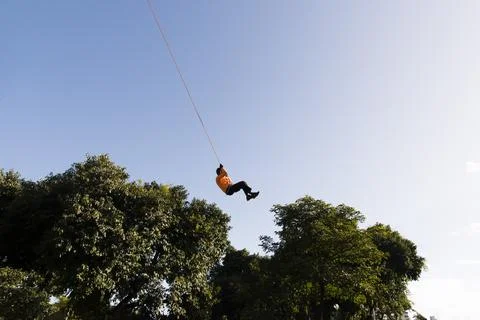 Rappel practitioner doing extreme and dangerous marbalisms. Fotos de archivo