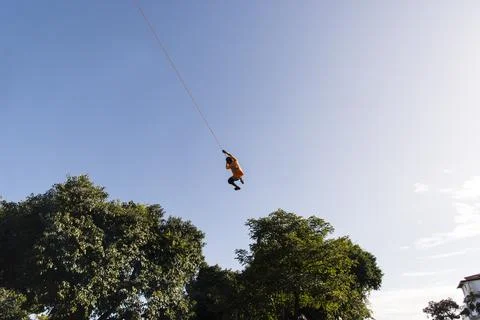 Rappel practitioner doing extreme and dangerous marbalisms. Fotos de archivo