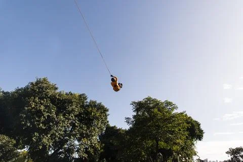 Rappel practitioner doing extreme and dangerous marbalisms. Fotos de archivo