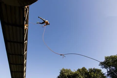 Rappel practitioner doing extreme and dangerous marbalisms. Fotos de archivo