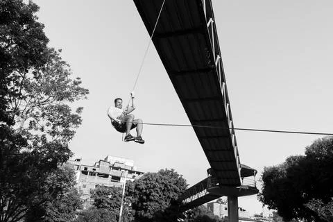 Rappel practitioner doing extreme and dangerous marbalisms. Fotos de archivo