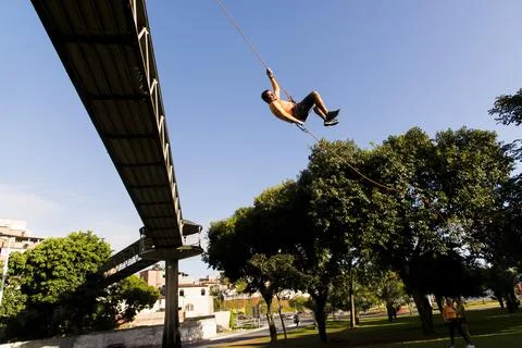Rappel practitioner doing extreme and dangerous marbalisms. Fotos de archivo