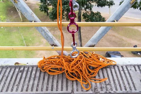 Rappel practitioners preparing the equipment to perform the activity next. Fotos de archivo