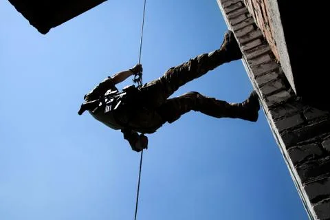 Rappeling with weapons Foto stock