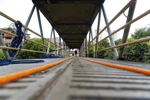 Rappelist organizing abseiling safety material on walkway. Fotos de archivo