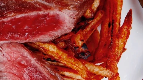 Rare beef on potato chips Vídeos de archivo 78761590