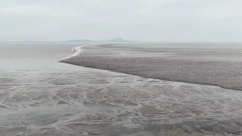 Rare Fish Scale Tidal Bore Phenomenon on Qiantang River 4K Vídeos de archivo 334920609