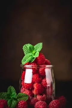 Raspberries in a Cup on a dark background. Summer and healthy food concept. B Foto stock