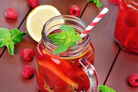 Raspberries lemonade in a jars on table Foto stock