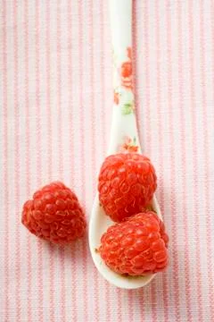Raspberries on patterned spoon Foto stock