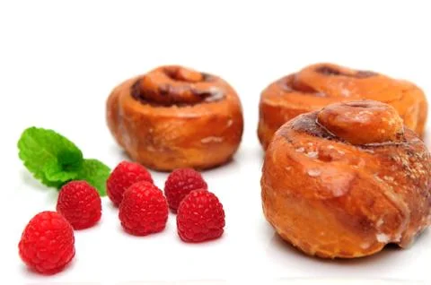 Raspberry and cinnamon rolls Stock Photos
