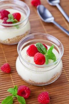Raspberry And Cream Dessert Foto stock
