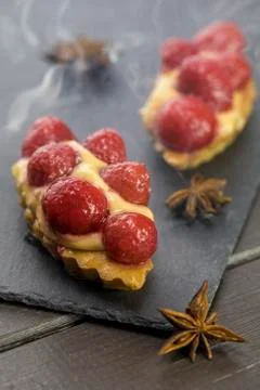 Raspberry cake with cream on a stone plate Foto stock