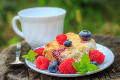 Raspberry cake with crumble Foto stock