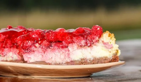 Raspberry cake on plate Foto stock