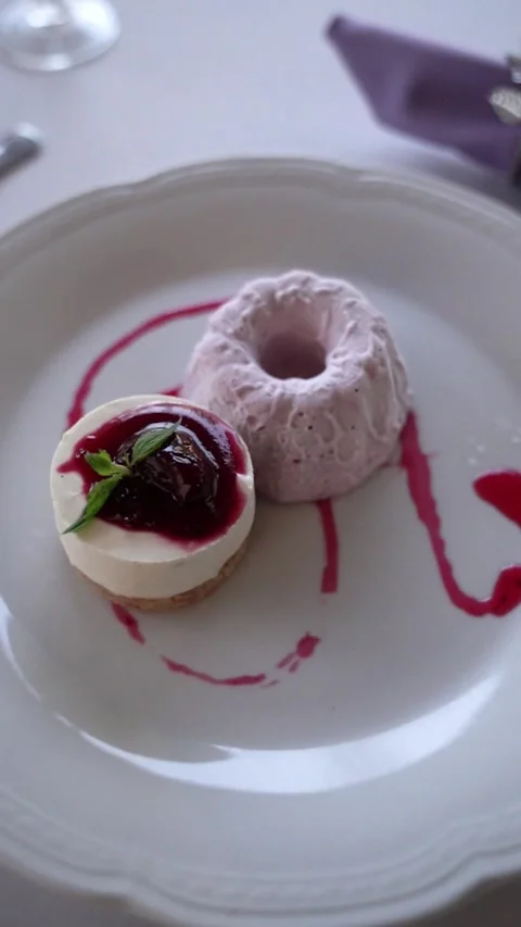 Raspberry Cheesecake with Ice Cream on Elegant Table 库存影片 339017672