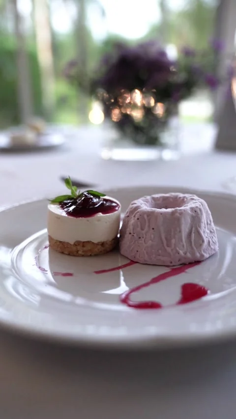 Raspberry Cheesecake with Ice Cream on Elegant Table 库存影片 339017673