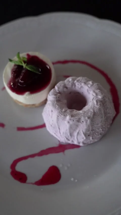 Raspberry Cheesecake with Ice Cream on Elegant Table 库存影片 339017691
