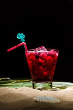 Raspberry cocktail on the sand Stock-Fotos