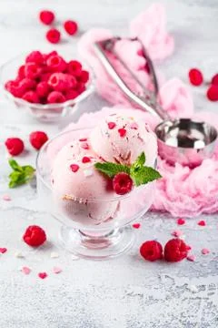 Raspberry ice cream in bowl Foto stock