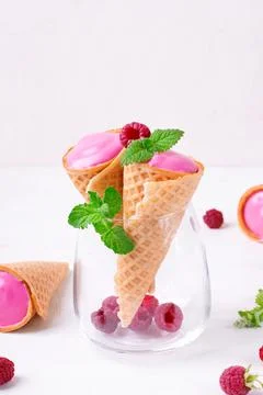 Raspberry mousse in waffle cones Foto stock