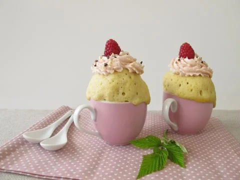 Raspberry mug cake from the microwave Stock Photos