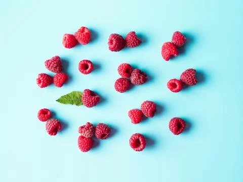 Raspberry pattern, blue background, top view 库存照片