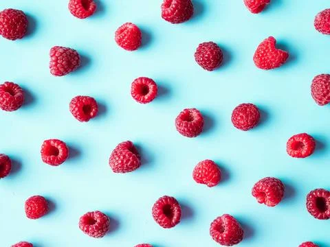 Raspberry pattern, blue background, top view Pattern of ripe red raspberry... 스톡 사진