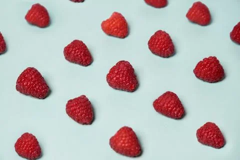 Raspberry pattern on the blue color of the lagoon. Fruits and healthy food,.. Foto stock