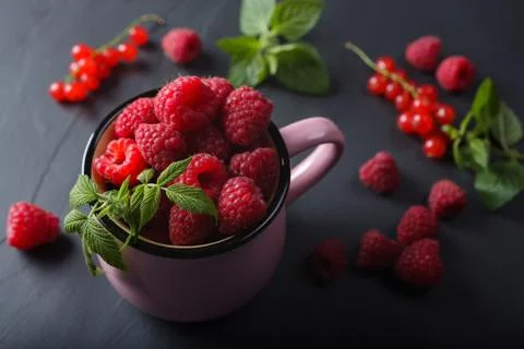 Raspberry in pink mug Stock-Fotos