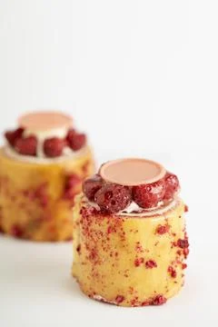 The raspberry pudding is topped with cream and drizzle Foto stock