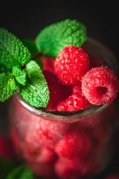 Raspberry. Raspberries in a Cup on a dark background. Summer and healthy food Foto stock