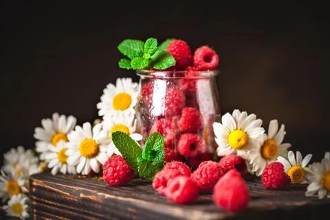 Raspberry. Raspberries in a Cup on a dark background. Summer and healthy food Foto stock
