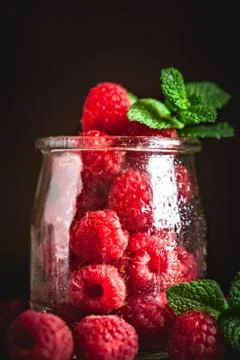 Raspberry. Raspberries in a Cup on a dark background. Summer and healthy food Foto stock
