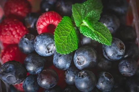 Raspberry. Raspberries in a Cup on a dark background. Summer and healthy food Foto stock