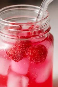 Raspberry refreshing lemonade in mason jar with glass straw, summer cold drink. Foto stock