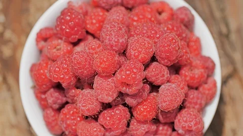 Raspberry rotating on saucer, top view. Stock Footage 91964261