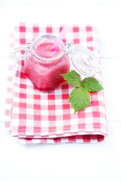 Raspberry smoothie on napkin, close up Foto stock
