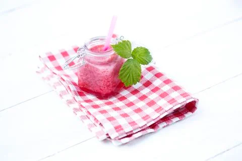 Raspberry smoothie on napkin, close up Foto stock