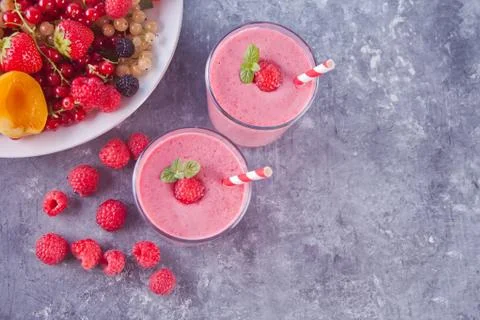 Raspberry smothies and raspberry fruit on the cocreate background 库存照片