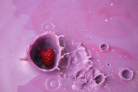 Raspberry splash dairy milk shake yogurt shake pink smoothie background Foto stock