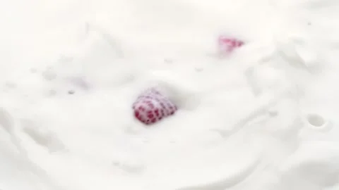 Raspberry splashing in to the milk. Vidéo 145813395