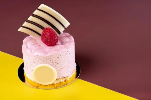 Raspberry vanilla and white chocolate mousse dessert with logo space isolated Foto stock