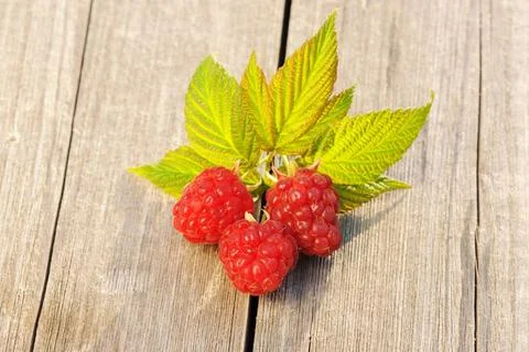 Raspberry on wooden table Raspberry with leafs on wooden table Copyright: ... Foto stock