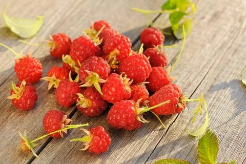 Raspberry on wooden table Raspberry with leafs on wooden table Copyright: ... Foto stock