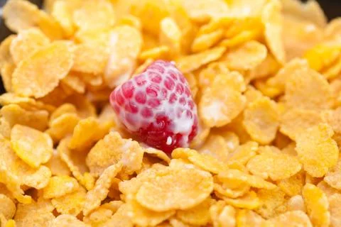 Raspberry,milk and flakes in a bowl Foto stock