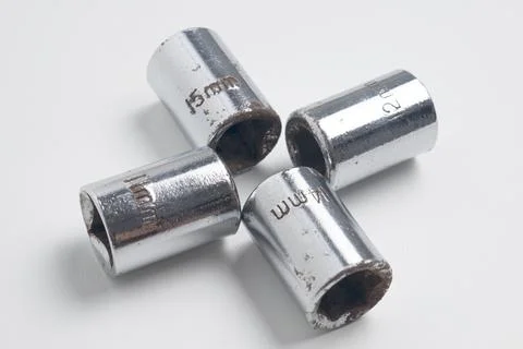 Ratchet and four sets of replaceable heads for chrome socket wrenches. Isol.. Fotos de archivo