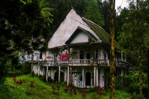 A rather spooky old building in the middle of the forest Stock Photos